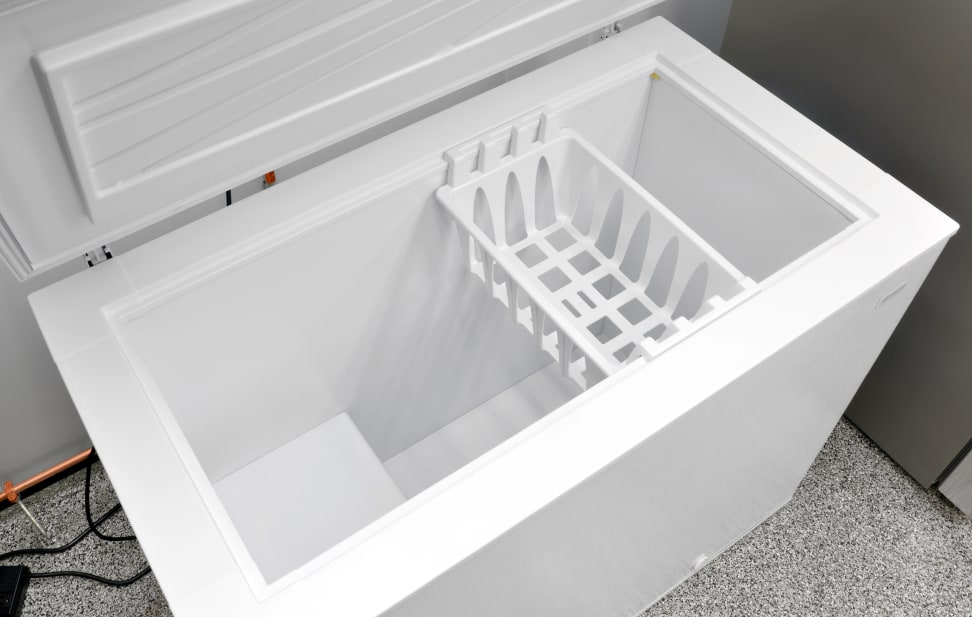 Frigidaire FFFC09M1QW Interior