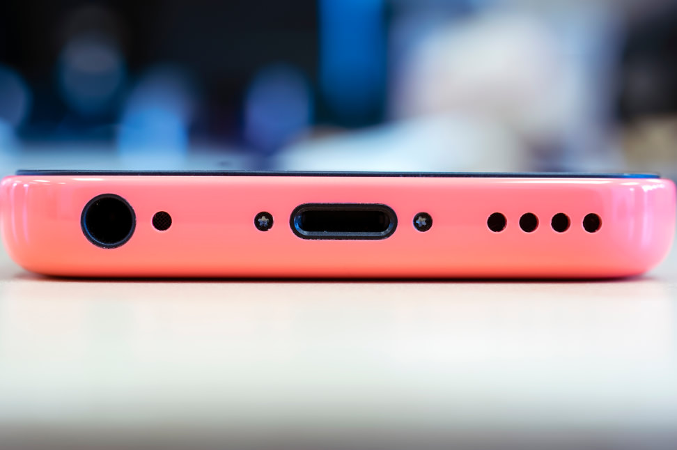 Apple-iphone-5c-review-design-bottom.jpg