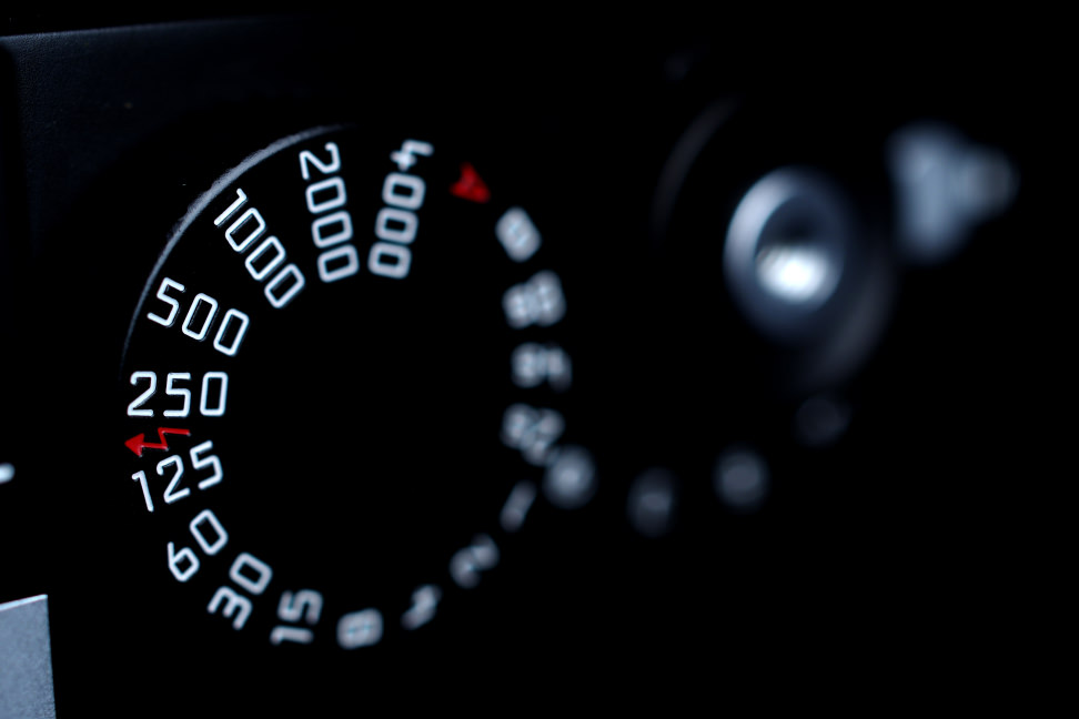 LEICA-M-REVIEW-DESIGN-DIAL-CLOSE.jpg