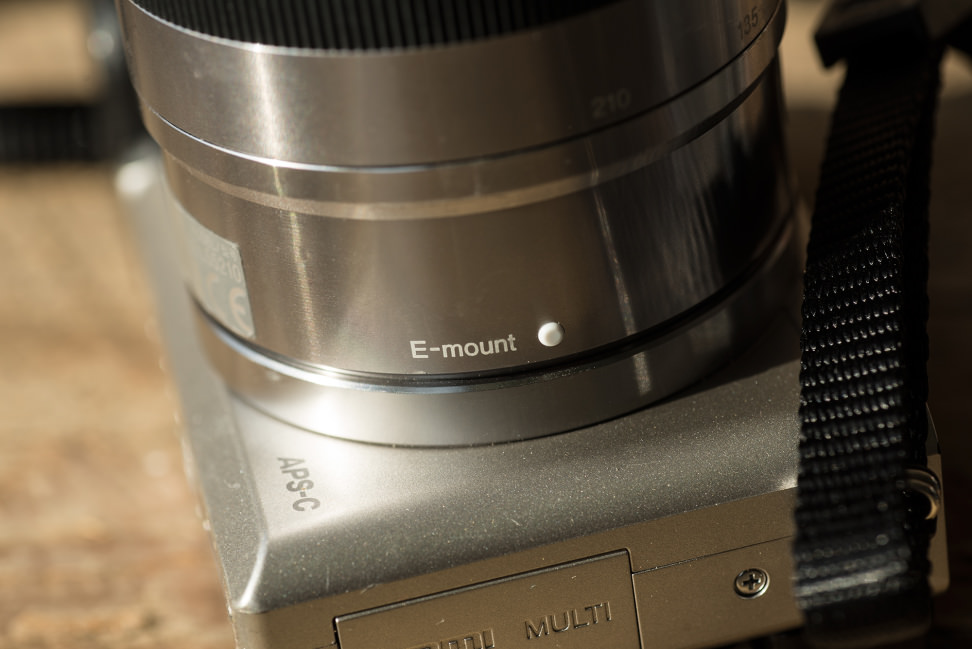 sony-55-210mm-review-design-side-camera.jpg