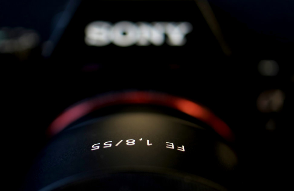SONY-A7R-REVIEW-DESIGN-55MMLOGO.jpg