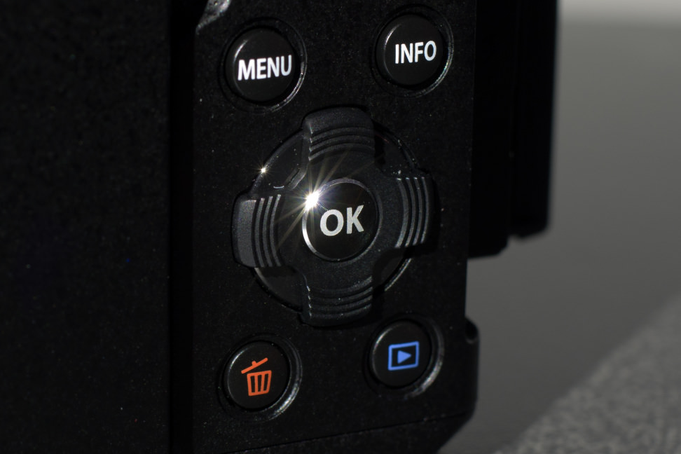 olympus-om-d-em-5-II-rear-dpad.jpg