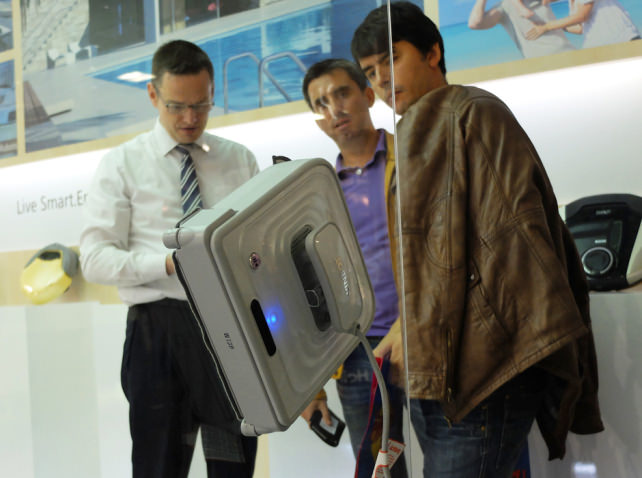 Hottest-Robots-of-IFA-Ecovacs-Winbot.jpg