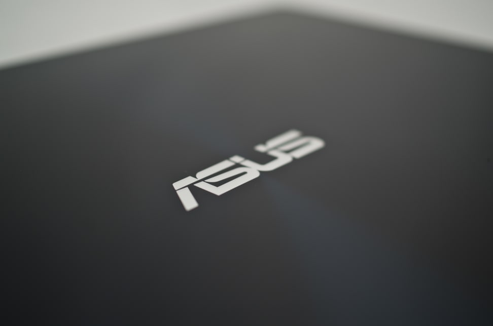 Asus-UX301L-review-design-back-logo.jpg