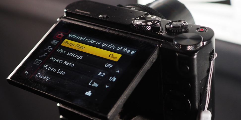 Panasonic Lumix LX10 rear touchscreen