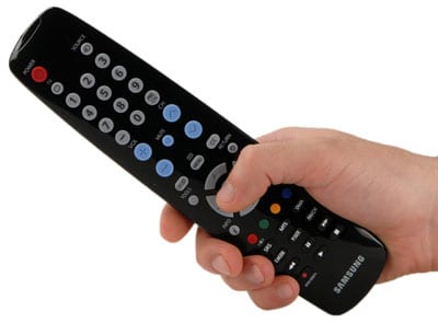 samsung_ln32a450_remote_hand.jpg
