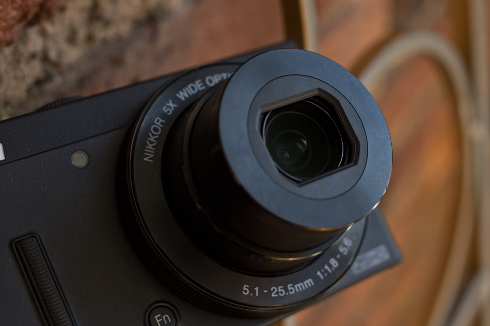 Nikon-coolpix-p340-review-design-zoom.jpg