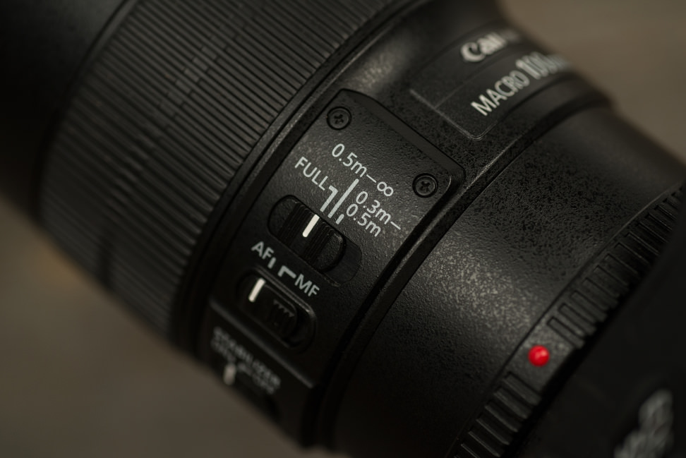 canon-100mm-f2p8-macro-review-design-camera-switches.jpg
