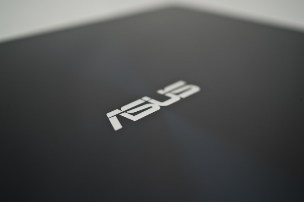 Asus-UX301L-review-design-back-logo.jpg