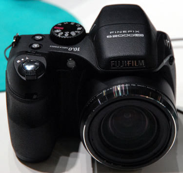 Fujifilm-finepix-s2000hd-front-375.jpg