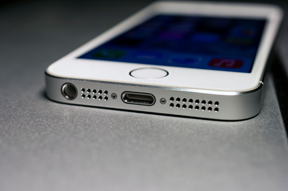 Apple-iPhone-5s-review-design-bottom.jpg