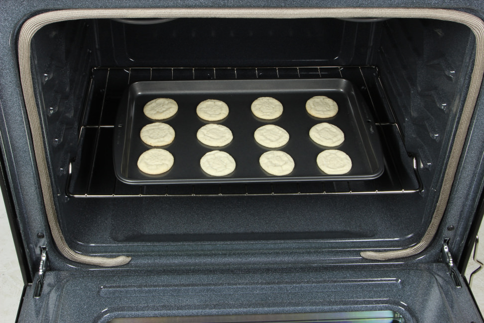 Whirlpool WFE515S0ES oven with cookies