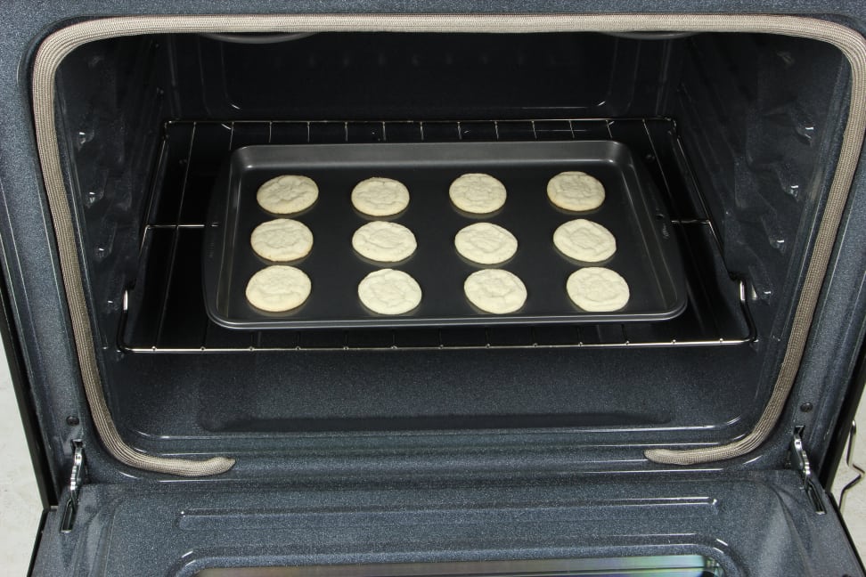 Whirlpool WFE515S0ES oven with cookies