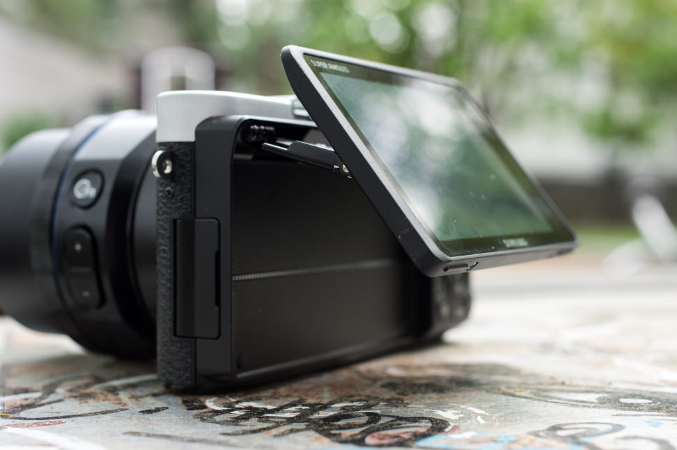 Samsung NX500 Review Design Rear LCD